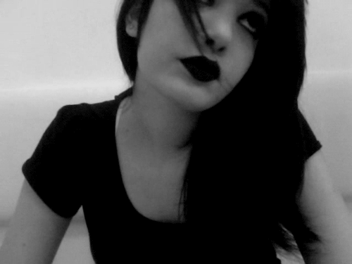 drugtonight:  Status: Cansada de correr atrás, de fingir que não me importo, de sofrer em silêncio e de amar sozinha. Oficial: Por mais que pareça errado, eu não vou desistir de nós. ❥ 