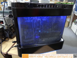 twinleaves:  [拡大画像]全てが冷却液に没した「油没PC」が近日発売 / マザーも電源も冷却液の中… - AKIBA PC Hotline!
