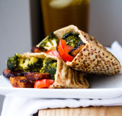 gastrogirl:  vegan smoky maple tempeh broccoli pita.  ommmg this looks amazing, with cheese though.