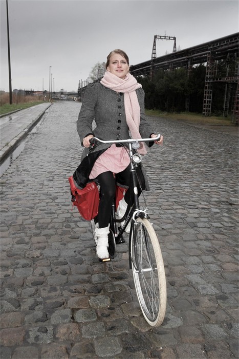 achielle:  Actrice Charlotte Vandermeersch on an Achielle Source GVA thanks to Fietsen Bart for ment