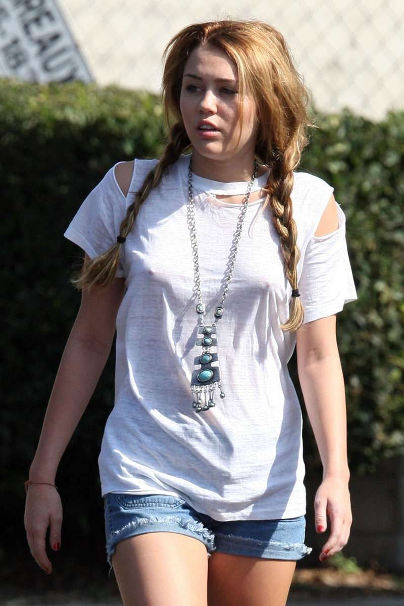 badgrrl:  onfyrectmsxxl:  Malfunction Monday has Miley’s nipples to show…I bet