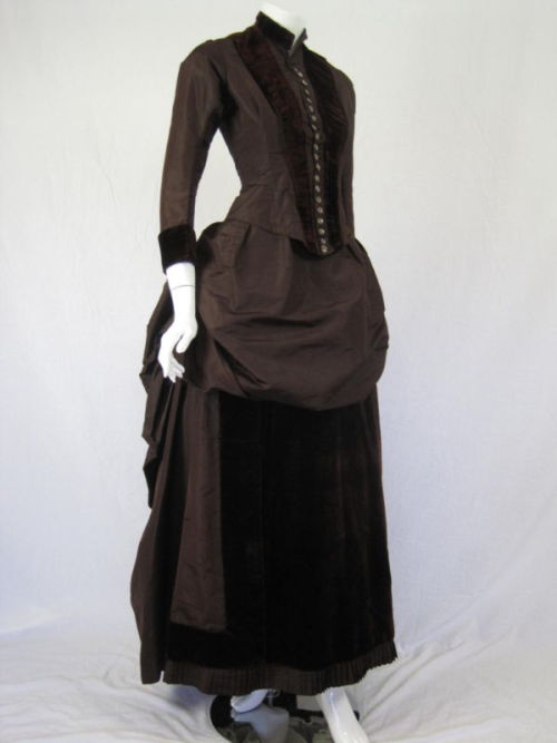 Lots of fun browsing ebay, please get me this outfit stat(via Vtg Antique 1880s VICTORIAN VELVET GOW