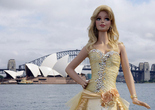 cureempaffu:  pumpumpumkim:  To celebrate Barbie’s 50th birthday, in Sydney, Australia, Mattel  unveiled a nearly seven-foot tall “Barbie doll” chocolate mud cake. The  2,645 lb cake was covered in gold icing, gold silk, and 2,000 Swarovski  crystals