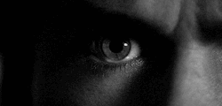  Os olhos expressam o que o coração não consegue.  