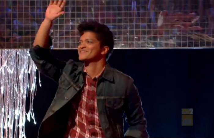 his-magictouch:  I seriously love his smile, it can brighten up anyone’s day &lt;3