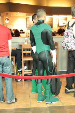 takeofyourpantsandjackit:  infinitepi:  DAT ASS!!!  That’s a hot green lantern ass! 