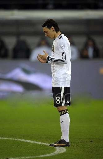 Mesut Ozil making Du'a :')