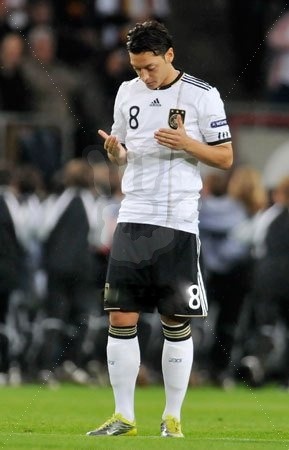 Mesut Ozil making Du'a :')