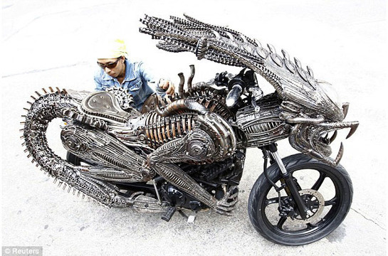 melchezedek:  An Alien bike, built by Roo Roongrojna Sangwongprisarn of Bangkok.