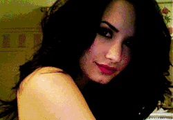 letters-lovato:  A gente passa por muitas dificuldades, mais isso passa Demi Lovato. 