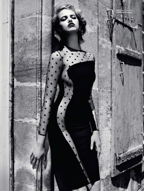 mirnah:  Hailey Clauson by Miguel Reveriego for the August issue of Vogue Russia.Sophisticated, feminine, très parisienne. Love it! 