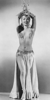 retrogirly:  Burlesque dancer Nejla Ates