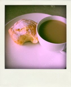 iamlillianxpoladroidx:  morning tea: custard bun &amp; tea 