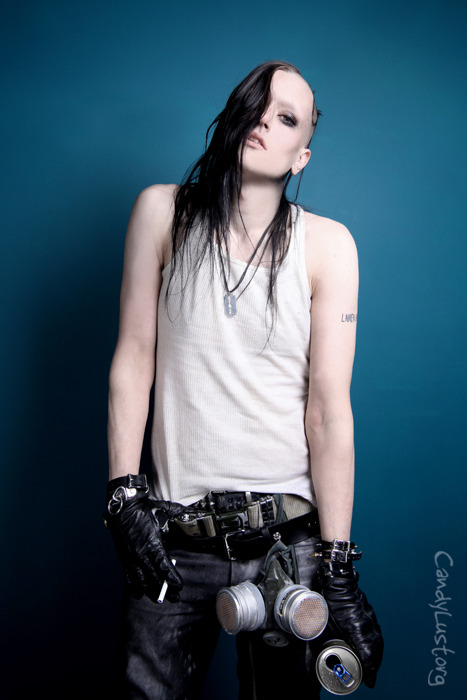 fuckyeahurbantribes:  FUCK YEAH RIVETHEAD undeadstars:  Modèle : Neil Photographe : Candylust Galerie : http://www.candylust.org/  