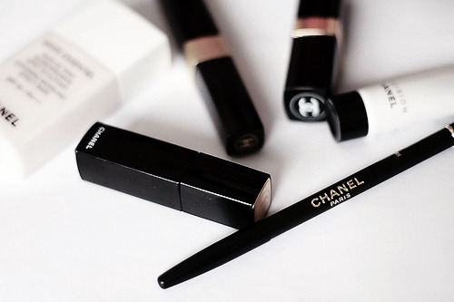 Porn photo cl-a-s-s-y:  chanel cosmetics   I proszę