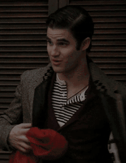 kurtcoblaine-klainetrain:  alexandertherug:  myklaineaddiction:  That moment when he looked directly at you while taking his clothes off…     oh my gawd 