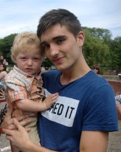 -nathansykes:  loveethewanted:  thesung0esd0wnthestarsc0me0ut:  fl0ppyfish:  my ovaries have ACTUALLY exploded this time, no going back now oh dear god this is too cute and I don’t even like kids! haha :’) PROCREATE WITH ME THOMAS!  Aww!  this is