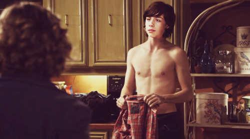 eclare4ever:  ohyeahdegrassiyeah:  dancingoncardboardd:  i dont know about you guys, but this is what i saw.  POKER FACE.   I JUST SQUEALED.