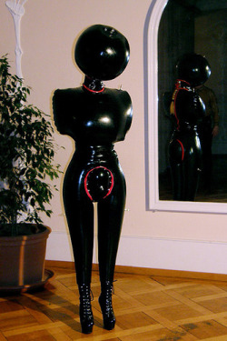 maskedwomen:  from www.rubbermagic.de 