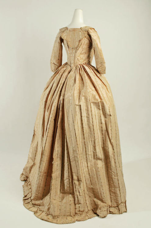 ornamentedbeing: herwildwildeyes: The back on this gown is very interesting, I’ve never seen a