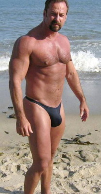 guysthatgetmehard:  must be a chilly day at the beach… 