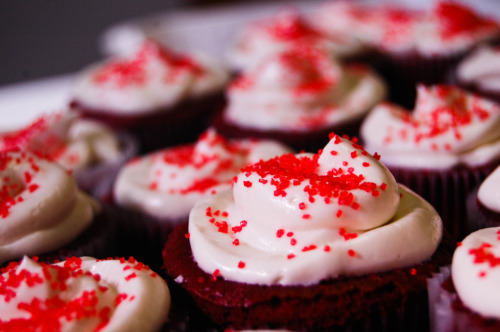 fuckyeahcupcakes:mikeyjayjay:Red Velvet Cupcakes with Cream Cheese Frostingand red sugar on top