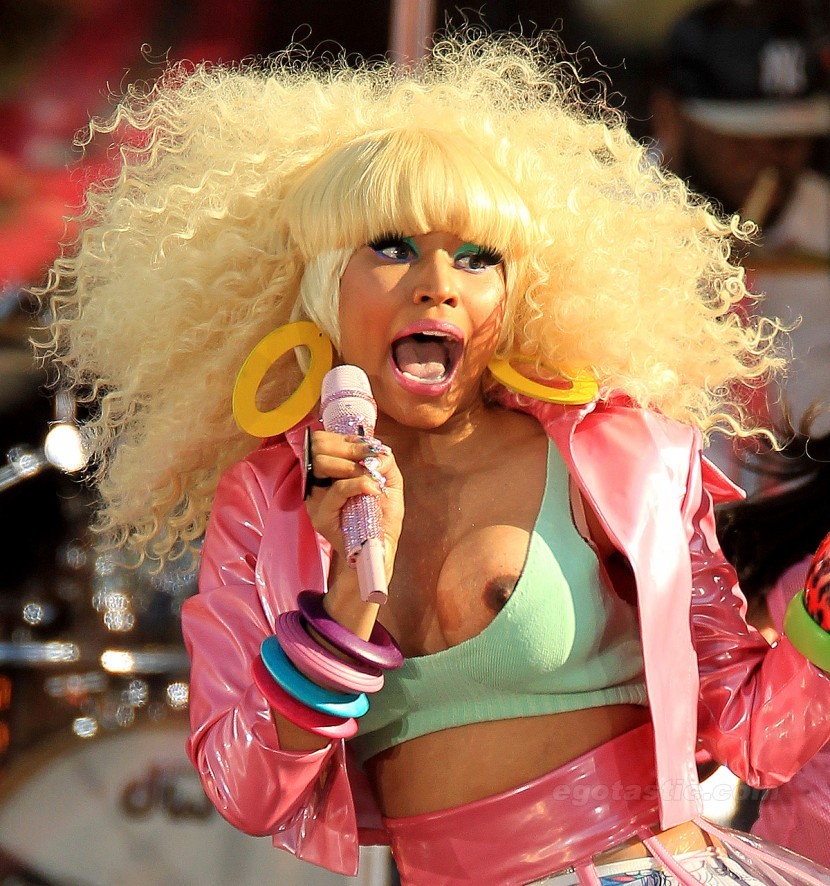 Nicki minaj wardrobe malfunction