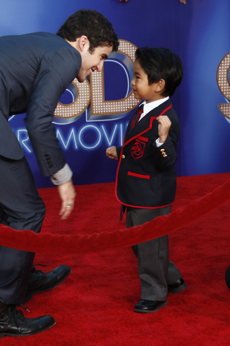 chatterboxrose:  time-to-try-defying-gravity:  “Papa,” A little hand tugged on