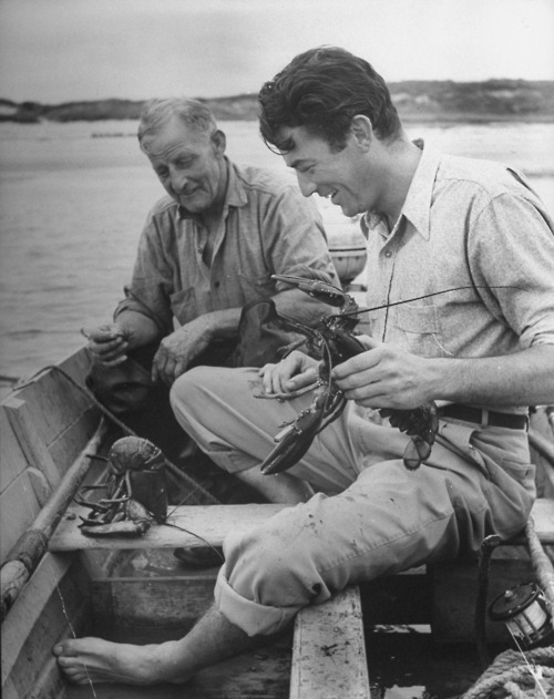 to-grill-a-mockingbird:  Gregory Peck and an old dude sit on a boat with some crustaceans.