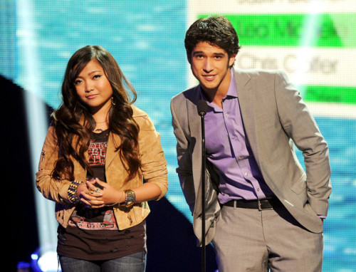 Charice and Tyler Posey presenting the &ldquo;Acuvue Inspire Award&rdquo; to Demi Lovato
