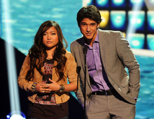 Charice and Tyler Posey presenting the &ldquo;Acuvue Inspire Award&rdquo; to Demi Lovato