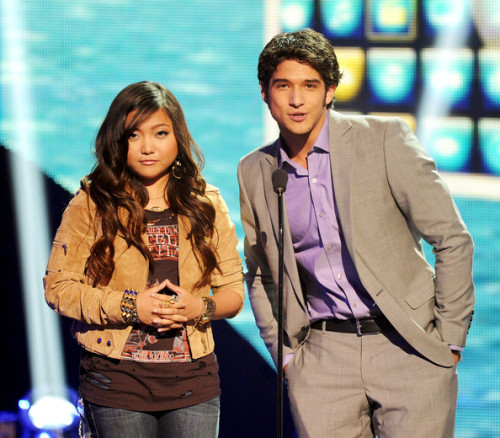 Charice and Tyler Posey presenting the &ldquo;Acuvue Inspire Award&rdquo; to Demi Lovato