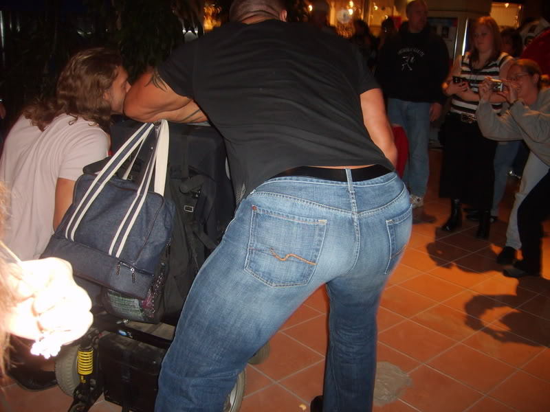 wweissex:  Whoever took this pic deserves a medal.