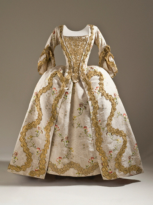 ornamentedbeing:I know I’ve blogged this before but it remains one of my favourites.Robe a la franca