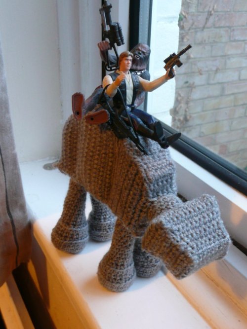 Crocheted AT-AT Walker. Spotted at  Craftzine here.  From Flickr user, mjade19. We have a giant plas