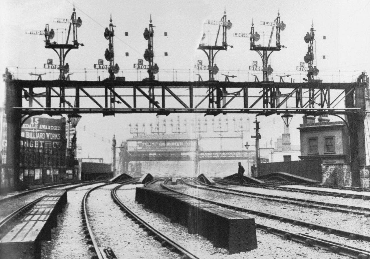 djgagnon:  #railroad #Britain #Waterloo On the Approach to Waterloo Station The advance