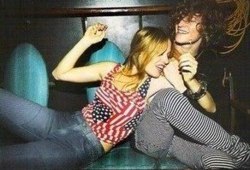salt-waterroom:  Eu decidi que não vou pedir para que você leia isso, nem para que se importe com o que vou dizer. Cansei de sempre ditar as regras e você descumpri-las, então, faça o que você tiver vontade de fazer. Quer me ligar? Você sabe meu