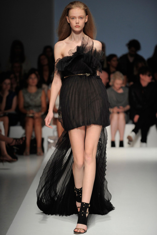 passionedelamode:  ferre ss10 - runway - frida