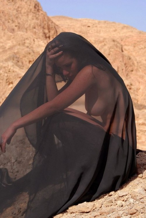 shehassomething:  Mysterious woman in the desert