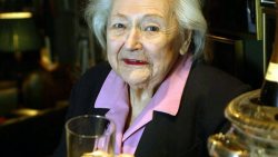 isabowl:  foundingfathersfbconvos:  the-fisher-queen:  hinkel-vinkel:  princess-master:  boyborninabarn:  katykelley:  Incredible story.  Incredible woman. akagoldfish:  slushy:  RIP NANCY WAKE (30 August 1912 – 7 August 2011) Ms Wake, who has died