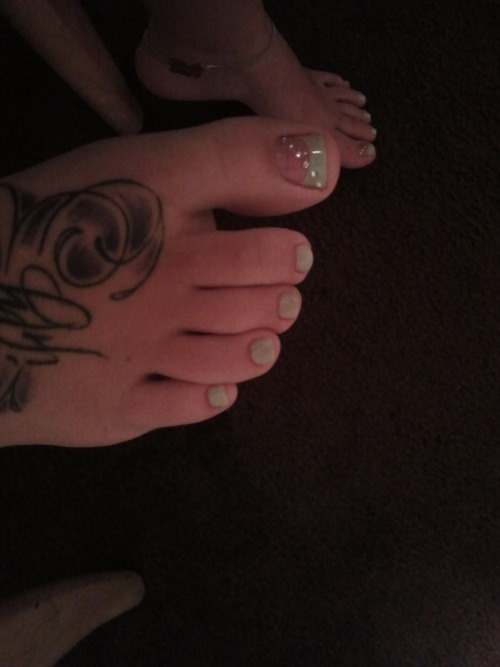 alexistar:yea those are my fat toes, & yea theyre lime green <3