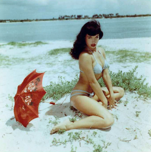 lunamuerte:  bettie page  adult photos