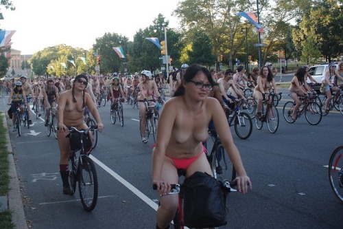 Now THAT is some #BodyAutonomy! hottybikes: Philly Naked Bike Ride