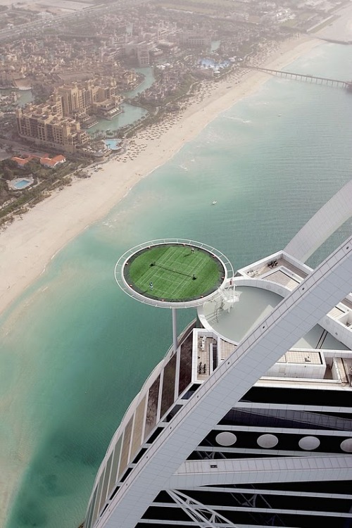 micasaessucasa:(via Dubai builds World’s Highest Tennis Court in Burj al-Arab | flylyf)