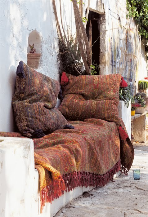 thatbohemiangirl:My Bohemian Home ~ Outdoor SpacesI’d like to curl up here with an iced latte 