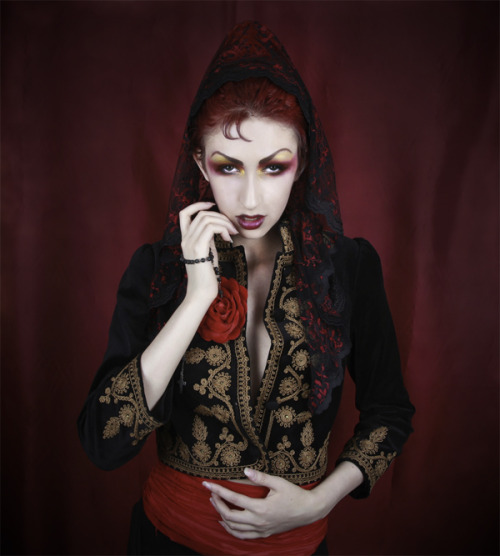 nightmarexdream:aiko273:New set of self portraits over on my blog, with my new mantilla and peineta 