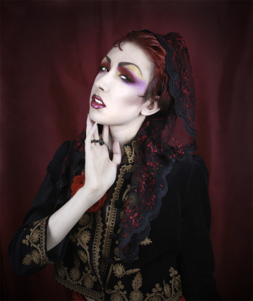 nightmarexdream:aiko273:New set of self portraits over on my blog, with my new mantilla and peineta 