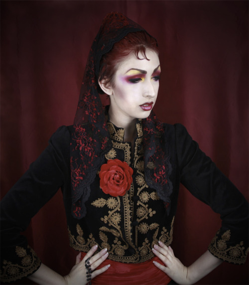 nightmarexdream:aiko273:New set of self portraits over on my blog, with my new mantilla and peineta 