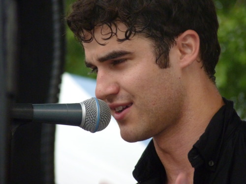 coolestgirl-:andersonhummel:Darren Criss live at Market Days, 13/08. Please leave some credit if you