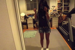 225: A picture of what you wore today lol sorry for the crap picture, i had no time to take the time and focus it right lol. just a tank top and shorts and a cardigan. i&rsquo;m boring and all i did today was go to church to help set this thing up, and